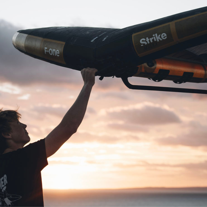 Aile de wing surf F-one Strike V5 Aluula 2025 avec poignées OFFERTES | aile de wing foil pas cher