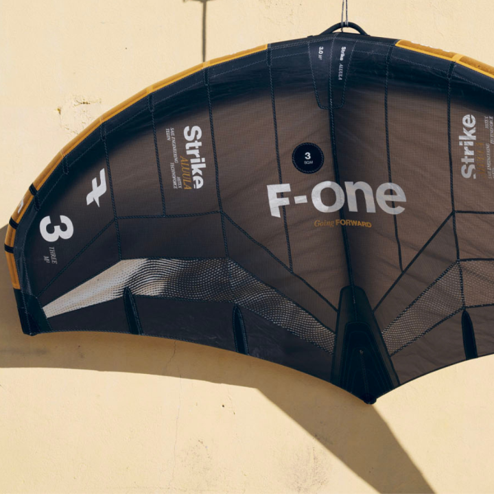 Aile de wing surf F-one Strike V5 Aluula 2025 avec poignées OFFERTES | aile de wing foil pas cher