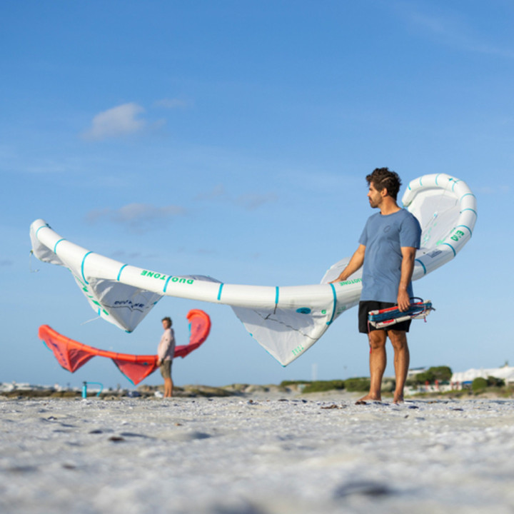 Aile de kitesurf duotone evo concept blue undyed blanc 2025 en Stock au Meilleur Prix | Aile de kite à boudin