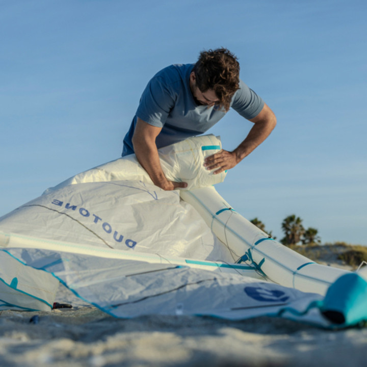 Aile de kitesurf duotone evo concept blue undyed blanc 2025 en Stock au Meilleur Prix | Aile de kite à boudin
