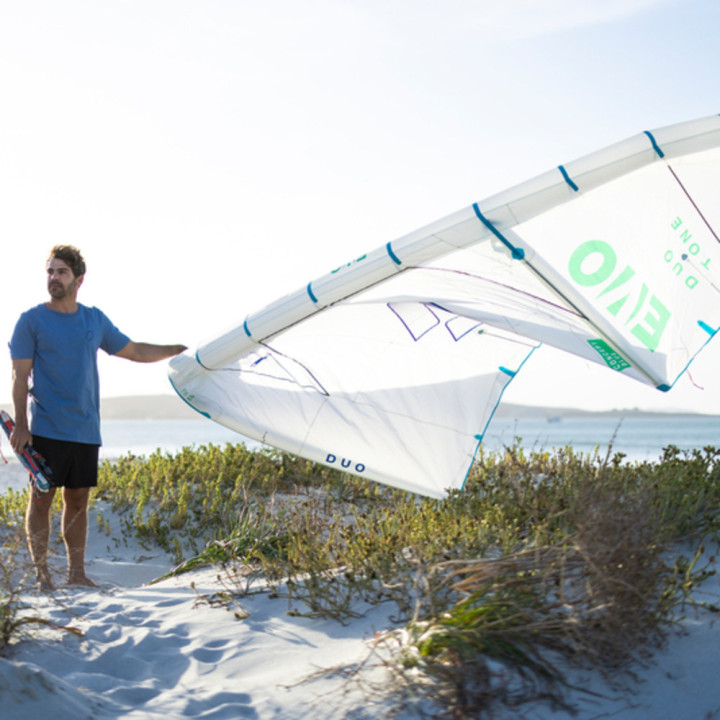 Aile de kitesurf duotone evo concept blue undyed blanc 2025 en Stock au Meilleur Prix | Aile de kite à boudin