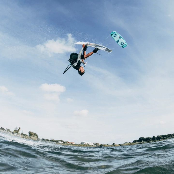 Duotone Vegas 2022 Kitesurf freestyle wakestyle kiteloop dehooké
