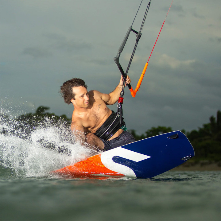 Planche kitesurf Slingshot Crisis V8 | Board de Kite Twintip polyvalente au meilleur prix