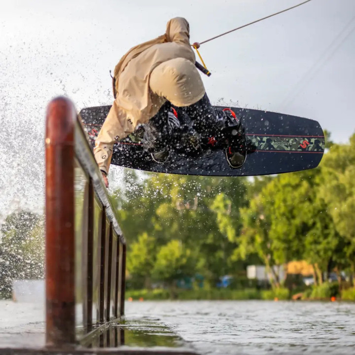 Slingshot Coalition 2026 | Planche Wakeboard Cable Park Homme