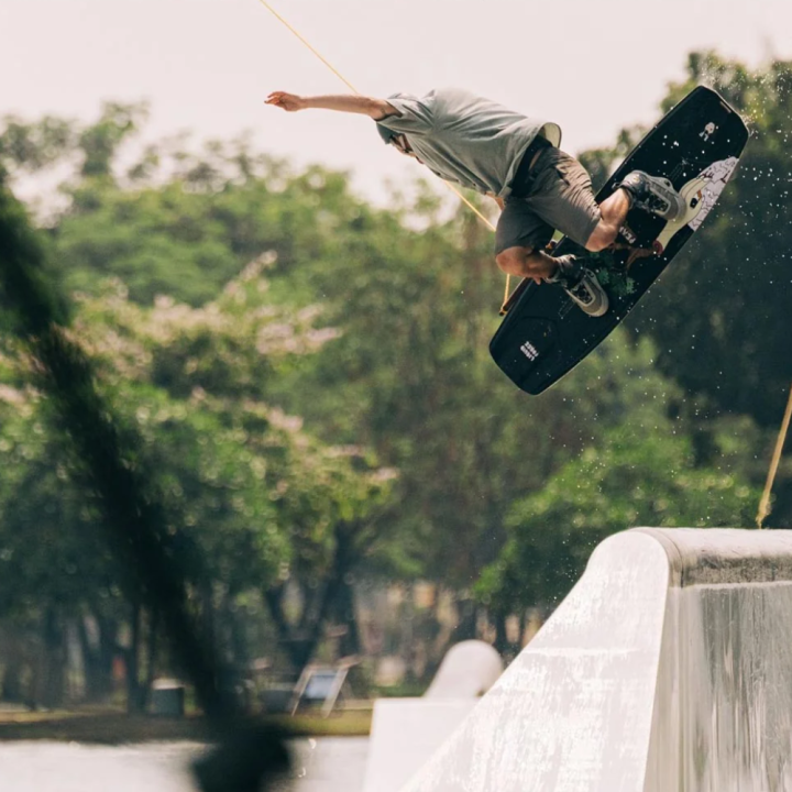 Planche de wakeboard liquid force peak 2026