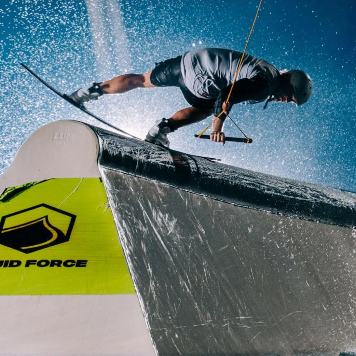 Planche de wakeboard liquid force apex 2026