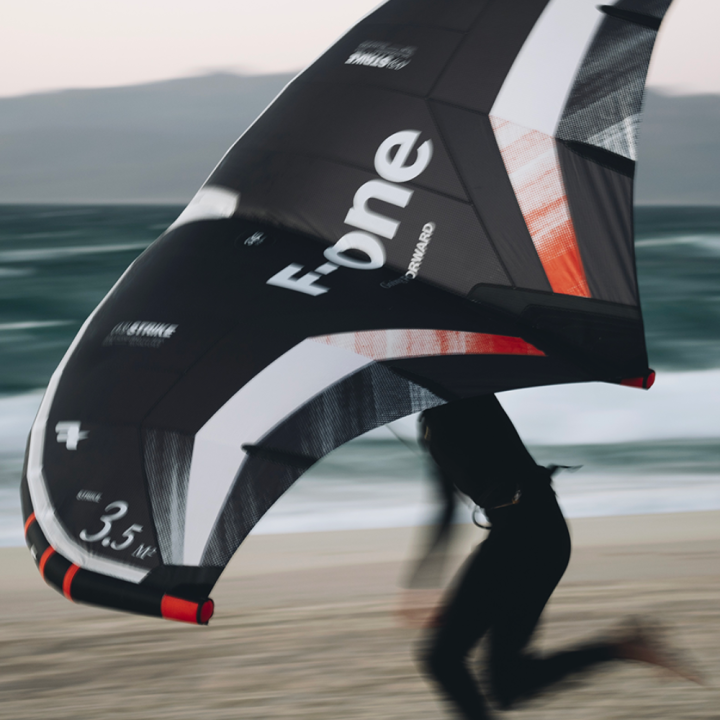 Aile de wing surf F-one Strike V5 2025 avec poignées OFFERTES | aile de wing foil pas cher