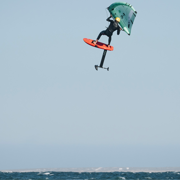 Aile de wing surf F-one Strike V5 2025 avec poignées OFFERTES | aile de wing foil pas cher