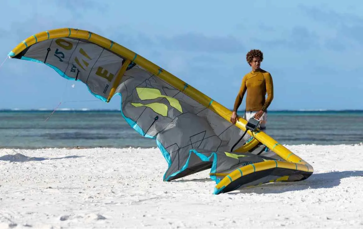 Aile de kitesurf en train d'être gonflé avec pompe automatique
