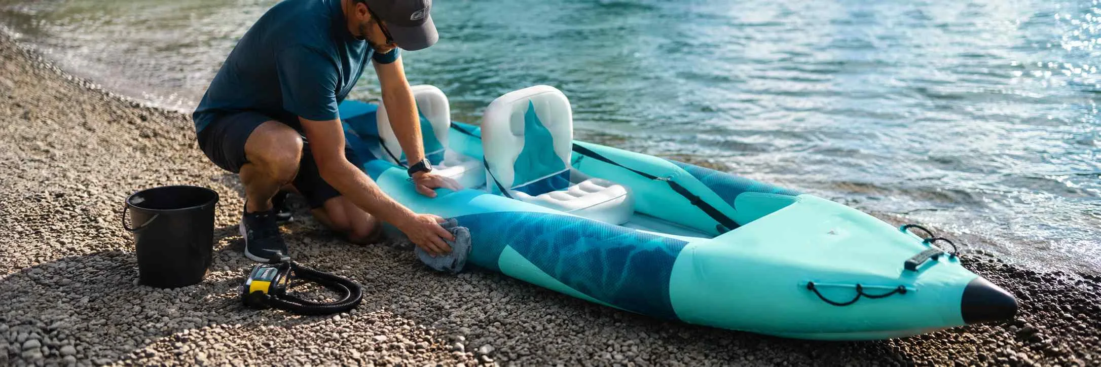 Homme en train de nettoyer son kayak gonflable