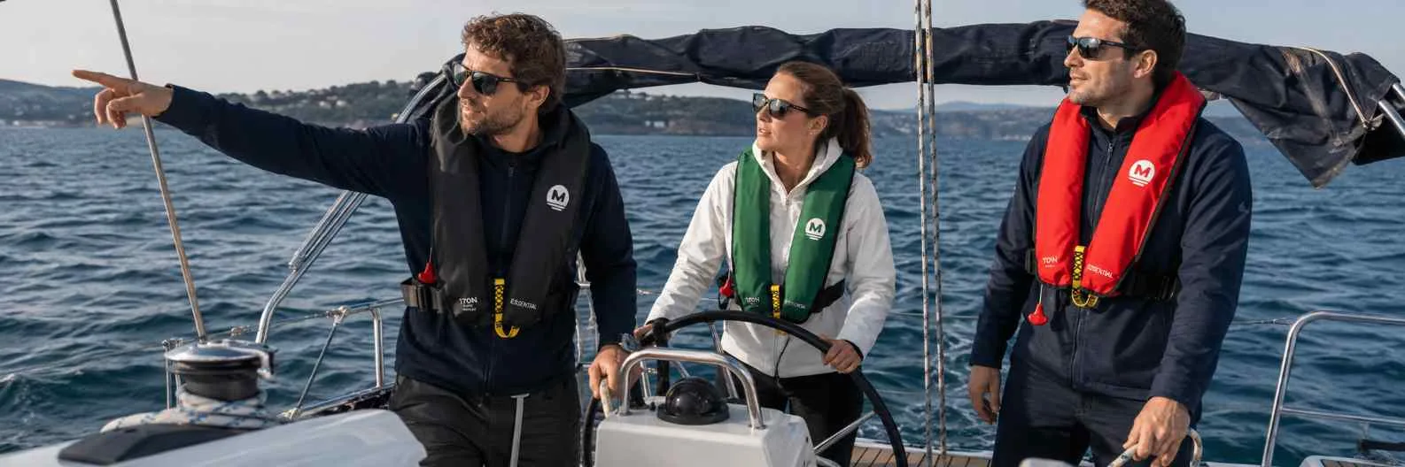 3 personnes à bord d'un bateau avec gilet de sauvetage