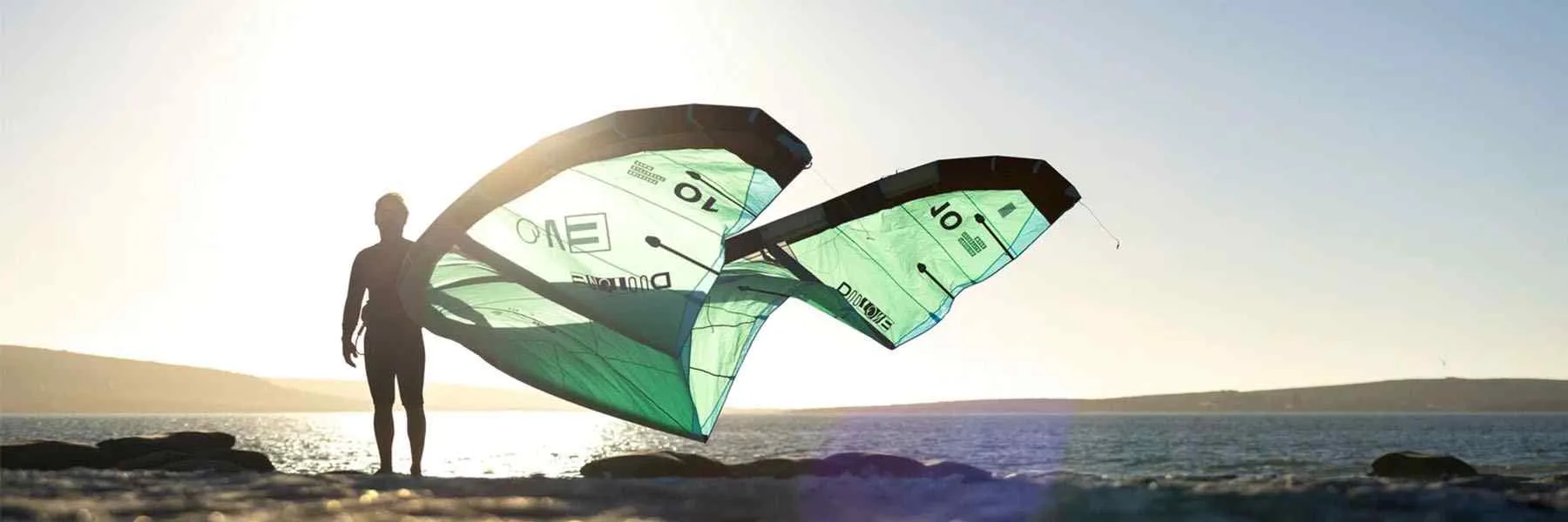 Kitesurfeur avec aille de kite prêt à aller naviguer