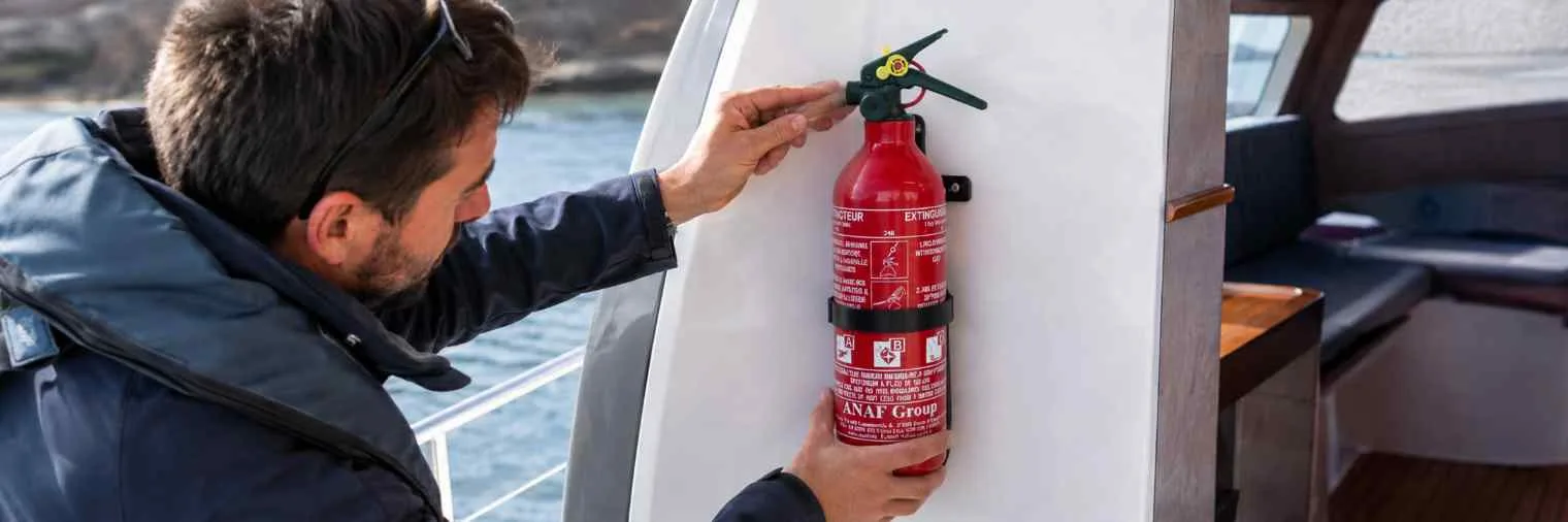 Extincteur sur un bateau