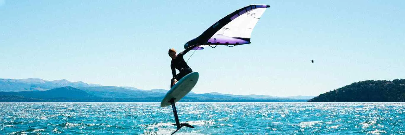 Personne en train de faire du wing foil