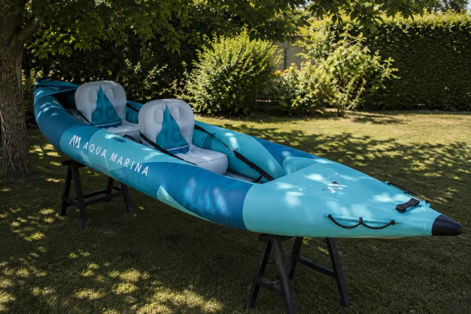Kayak gonflable en cours de séchage à l'ombre sur un support